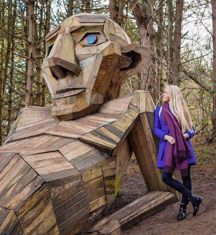 A wooden sculpture called Thomas on the Mountain, located in the outskirts of Copenhagen and is a part of the Six Forgotten Giants sculpture collection