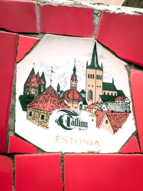 A tile on the wall of Escadaria Selaron with a picture of Tallinn 