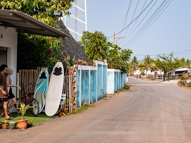 an empty street and a surf shop in El Paredon